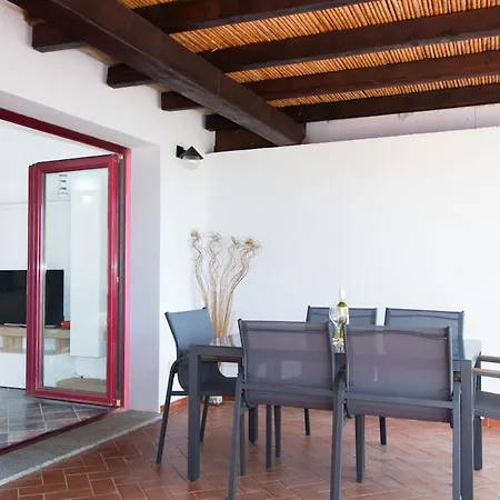 Semesterbostad Waves Apartment, Only 250m From The Sea